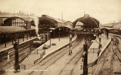 4898 Gezicht op de perrons en perronoverkappingen van het Centraal Station te Utrecht.